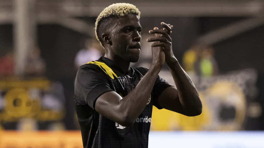 Gyasi Zardes Applauds During Game Wallpaper