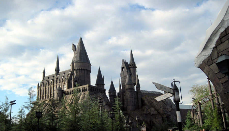 Hogwarts Castle Cloudy Sky Wallpaper
