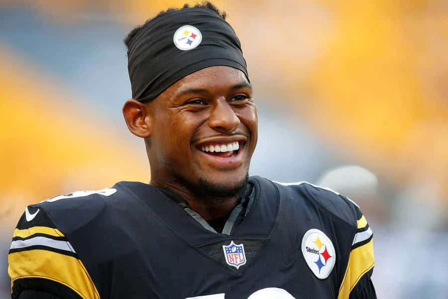 “juju Smith-schuster Prepares To Score A Touchdown” Wallpaper