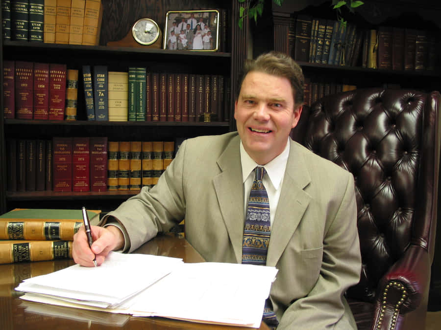Legal Aid: An Attorney And A Client Discussing Details Of A Case Wallpaper