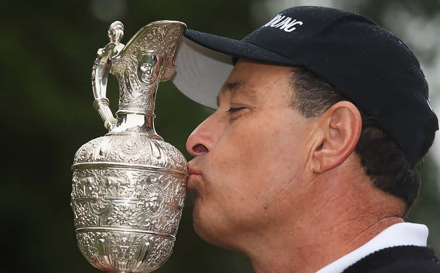 Loren Roberts Kissing Trophy Wallpaper