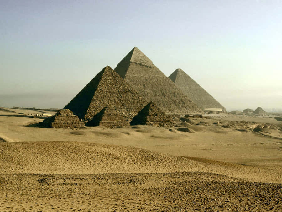 Majestic Giza Pyramids - Timeless Monuments Of Ancient Egypt Wallpaper