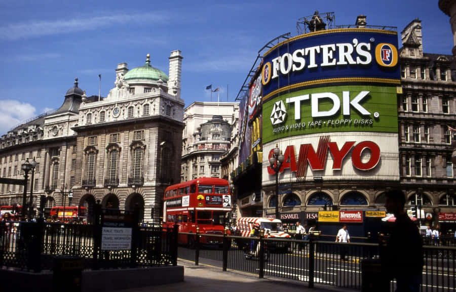 Old Vintage Bus Piccadilly Circus Wallpaper