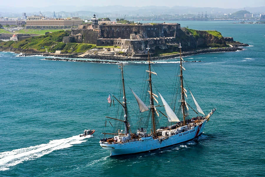 Ship Heading To Castillo San Felipe Del Morro Wallpaper