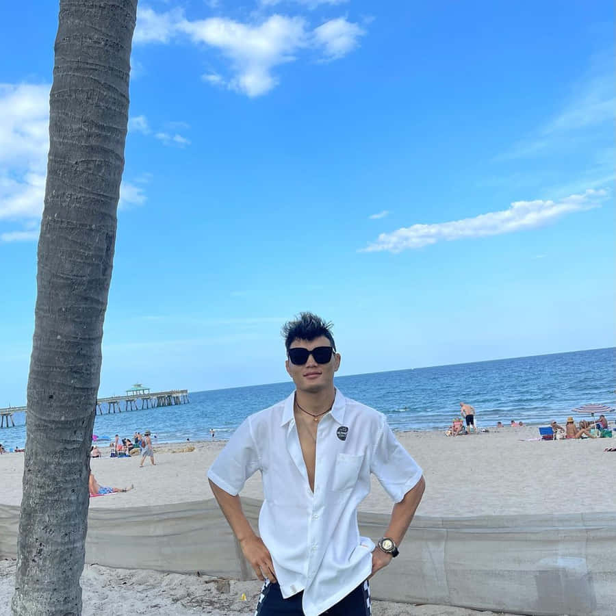 Su Mudaerji Relaxing At The Beach After Intense Training Session Wallpaper