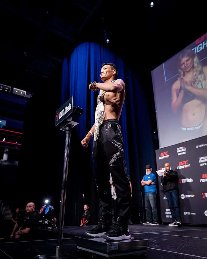 Su Mudaerji Standing On Scale Wallpaper