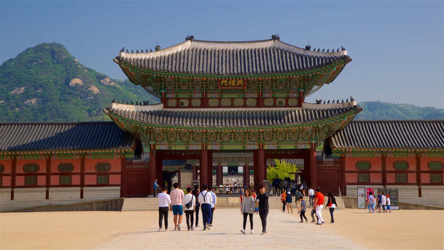 Tourists At The Gyeongbokgung Palace Wallpaper