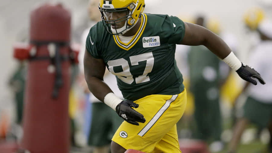 Training Green Bay Packers Kenny Clark Wallpaper