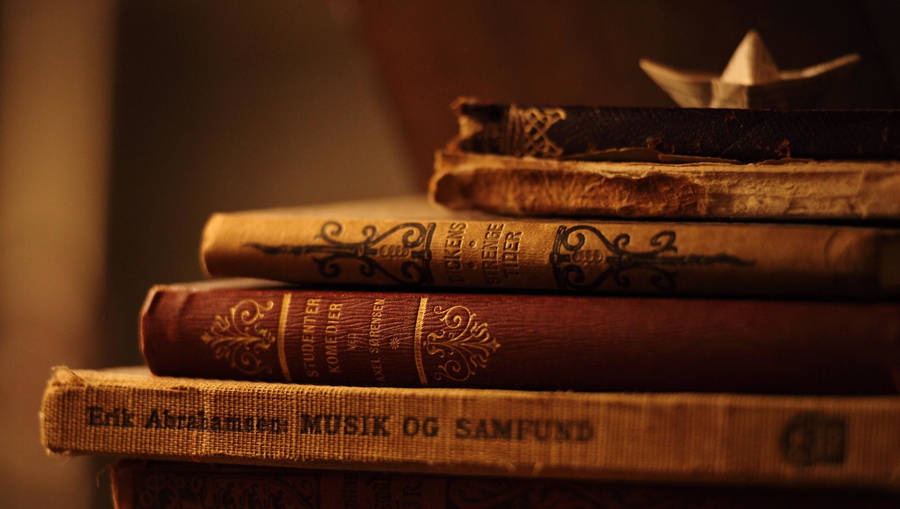 Vintage Aesthetic Stacked Antique Novels Book Cover Wallpaper