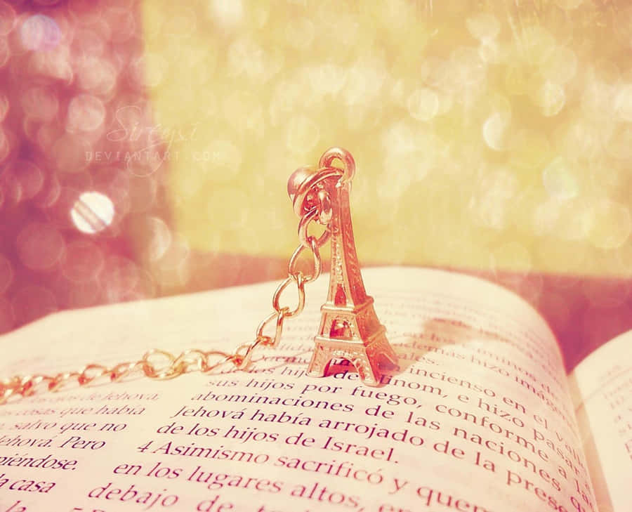 Vintage Desktop Eiffel Tower Necklace Wallpaper