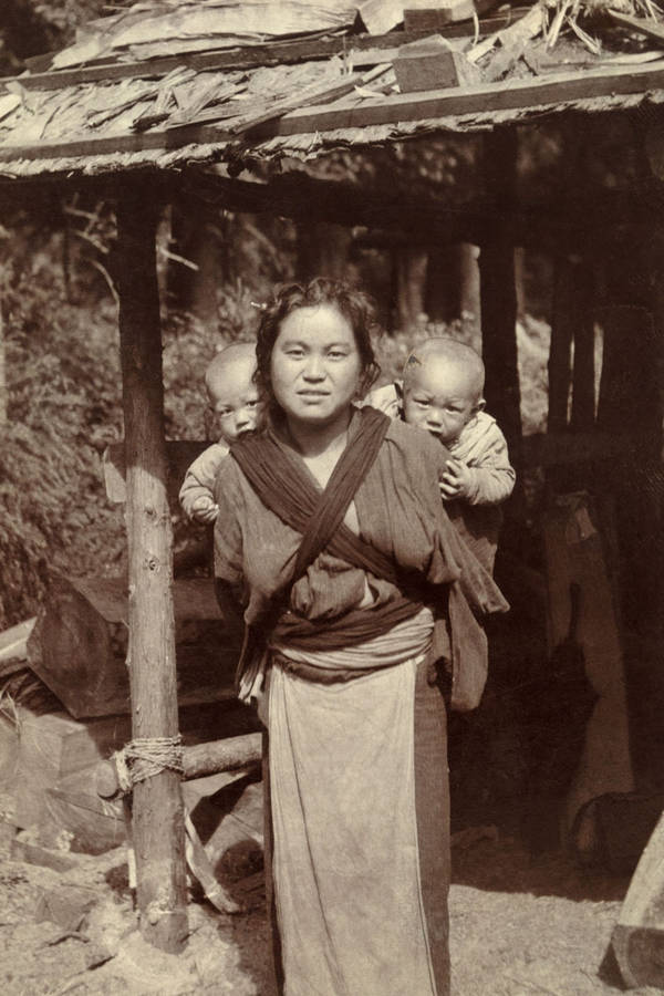 Vintage Japanese Mother With Her Baby Wallpaper