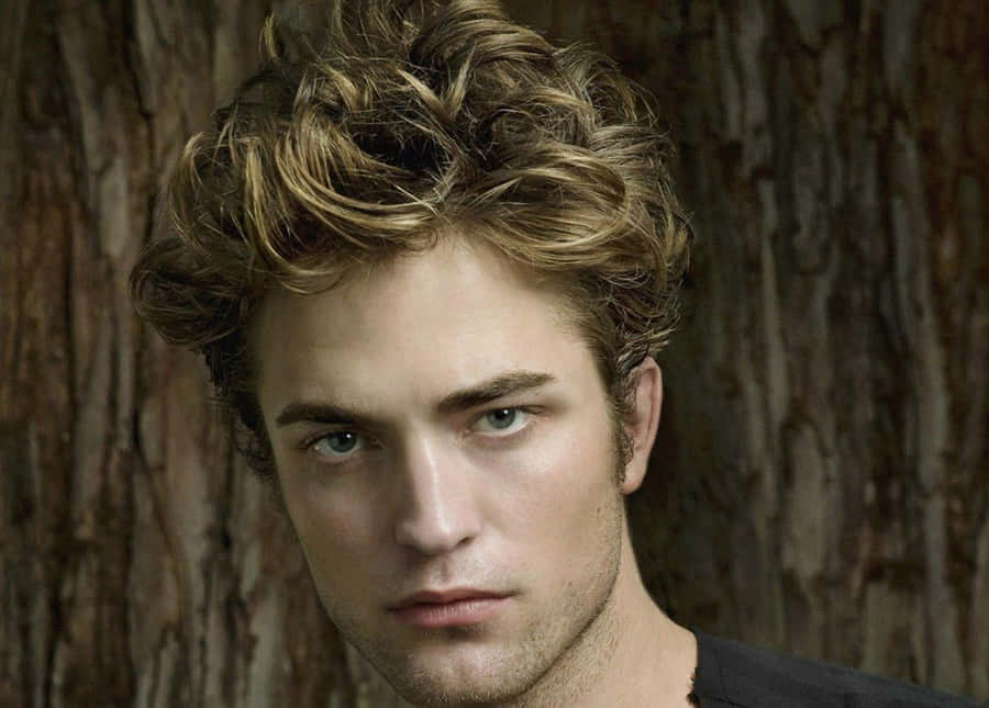 White Man Hollywood Actor Robert Pattinson Wallpaper