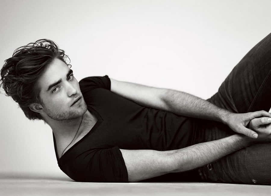 White Man Hollywood Actor Robert Pattinson Wallpaper