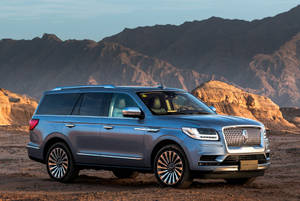 2018 Lincoln Car Navigator On Mountain Side Wallpaper