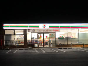 7 Eleven Parking Area Wallpaper