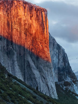 A Breathtaking View Of Yosemite Mountain Viewed From An Ipad. Wallpaper