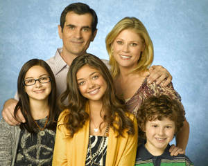 A Family Portrait Of The Dunphys Wallpaper