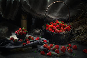 A Fresh Bunch Of Strawberries In Vintage Ambiance Wallpaper