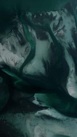 A Green River Is Flowing In The Water Wallpaper