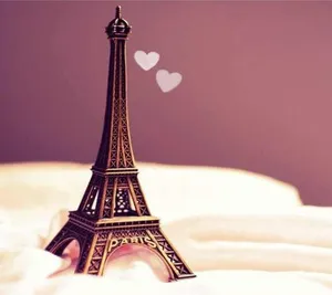 A Heartfelt View Of The Eiffel Tower Wallpaper