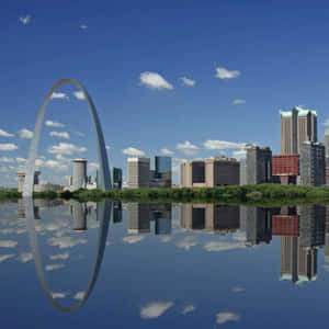 A Majestic View Of The Gateway Arch And City Skyline Wallpaper