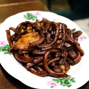 A Plate Of Delicious Hokkien Mee With A Floral Design At The Backdrop Wallpaper