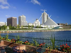 A Stunning View Of Milwaukee's Bayfront Park Wallpaper
