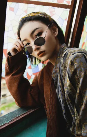 A Very Pretty Girl With Round Sunglasses Wallpaper