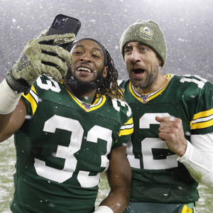 Aaron Rodgers With Aaron Jones Wallpaper