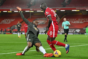 Aaron Wan-bissaka Awkward Fall Wallpaper