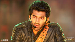 Aashiqui 2 Rahul Jaykar With Microphone Wallpaper