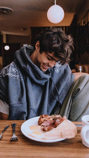 Actor Noah Centineo Wallpaper