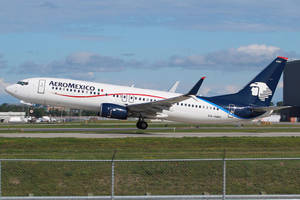 Aeromexico Airline Boeing 737-800 During Take Off Wallpaper