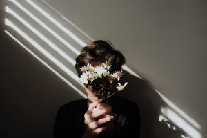 Aesthetic Grunge Desktop Flower Photoshoot Wallpaper