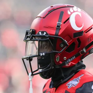 Ahmad Gardner Cincinnati Bearcats Ncaa Helmet Wallpaper