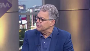 Al Franken Speaking At A Public Event Wallpaper