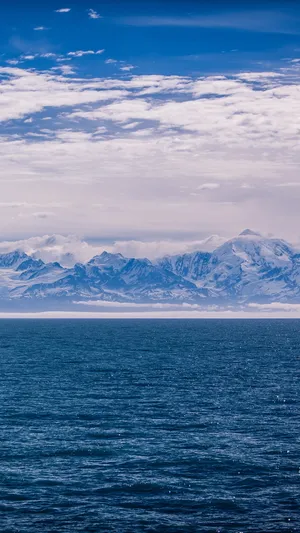 Alaskan Mountain In Glacier Bay National Park Wallpaper