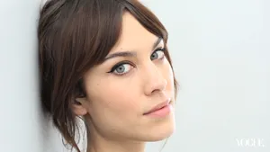 Alexa Chung Iconic Cat Eye Makeup Wallpaper