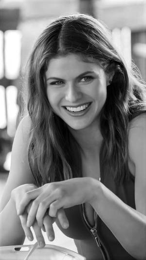 Alexandra Daddario Grayscale Smiling Wallpaper