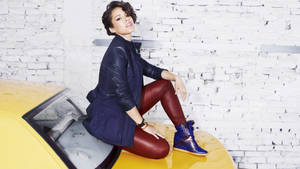 Alicia Keys Leather Pants Wallpaper