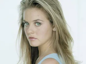 Alicia Silverstone Grey Eyes Wallpaper