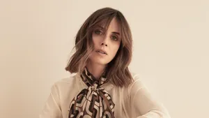 Alison Brie Wearing Scarf Wallpaper