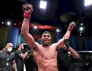 Alistair Overeem Raising Both Arms Wallpaper