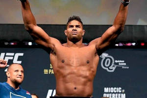 Alistair Overeem With Arms Up Wallpaper