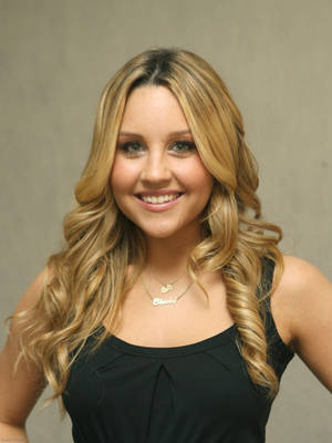 Amanda Bynes Smiling Face Wallpaper