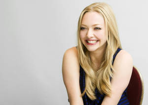 Amanda Seyfried Smiling Wallpaper