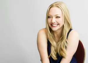 Amanda Seyfried Smiling Wallpaper