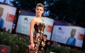 Amber Heard Floral Dress Wallpaper