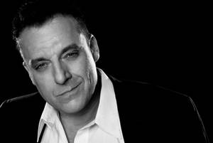 American Actor Tom Sizemore Grayscale Portrait Wallpaper