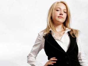 American Actress Dakota Fanning Hands On Waist Wallpaper